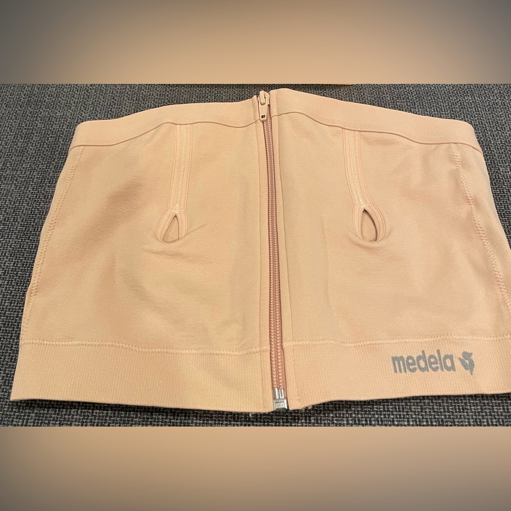 (L)-Medela Easy Expression Hands Free Pumping Bra. New without tag.
